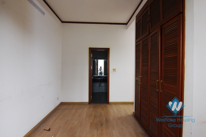 Unfurnished 4 bedrooms house with garage for rent in Xuan Dieu st, Tay Ho area.